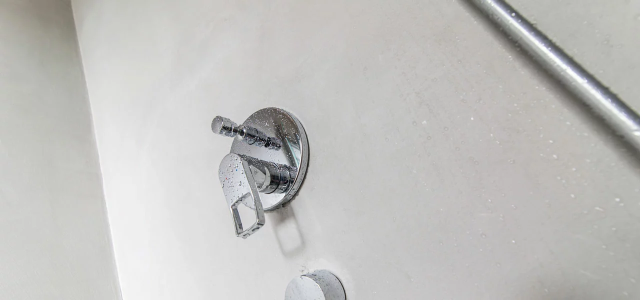 Nahaufnahme Dusche im fugenlosen Design