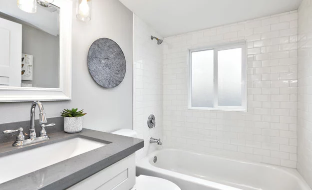 Bad Renovierung Badewanne streichen und Fliesen lackieren