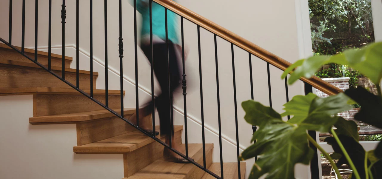 Anti-Rutsch Spray - Person läuft eine Treppe runter