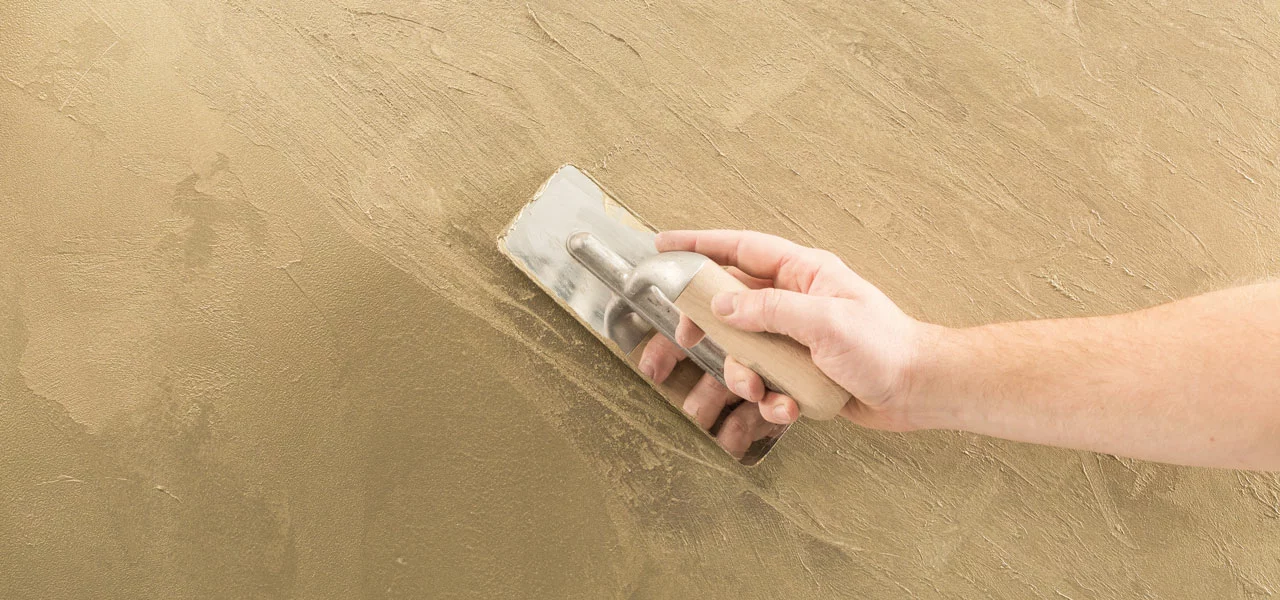 Fläche mit der Glättspachtelmasse wird mit einer Traufel geglättet 