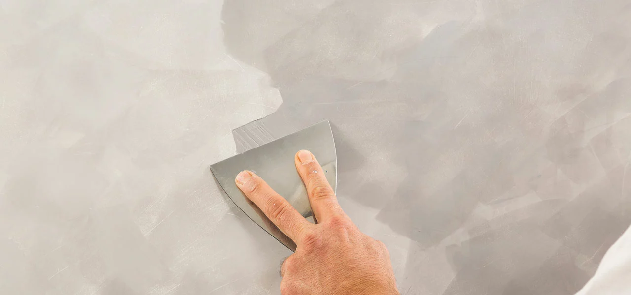 2. und 3. Lage Stucco Veneziano wird mit einer Spachtel aufgetragen 