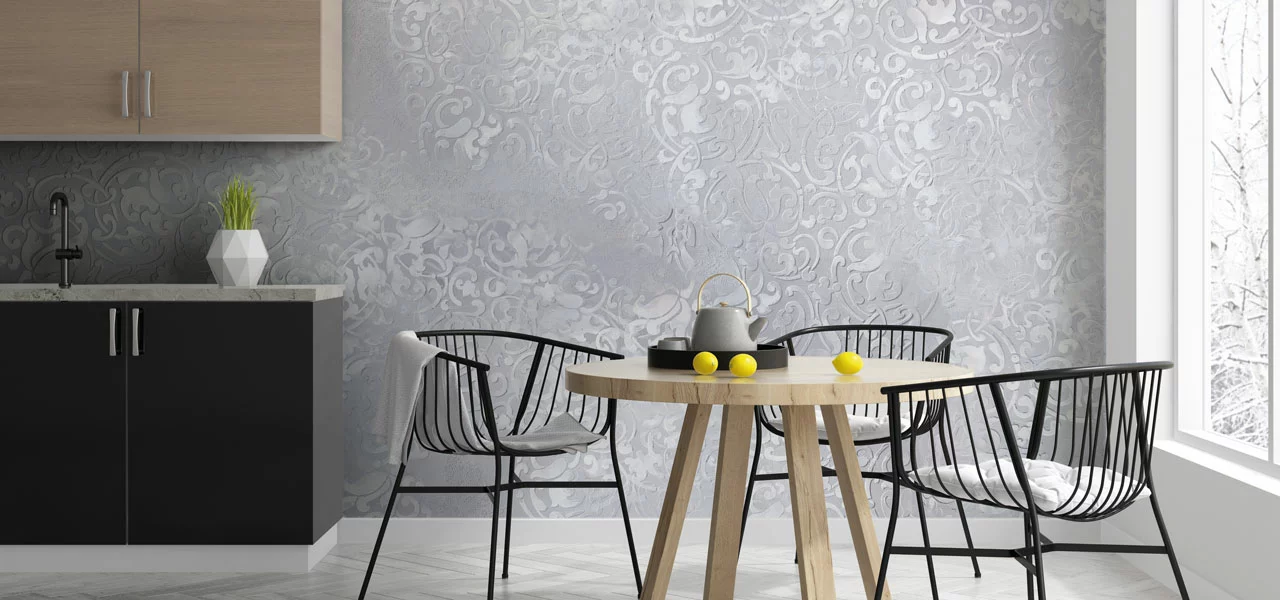 Esstisch-Bereich. Im Hintergrund ist eine mit dem Kalkputz Calce Argilla verputzte Wand zu sehen. 