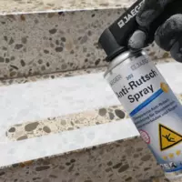 302 Schablone Anti-Rutsch-Streifen Anti-Rutsch-Schablone liegt auf einer Treppe, die mit dem Anti-Rutsch Spray von Jaeger besprüht wird.