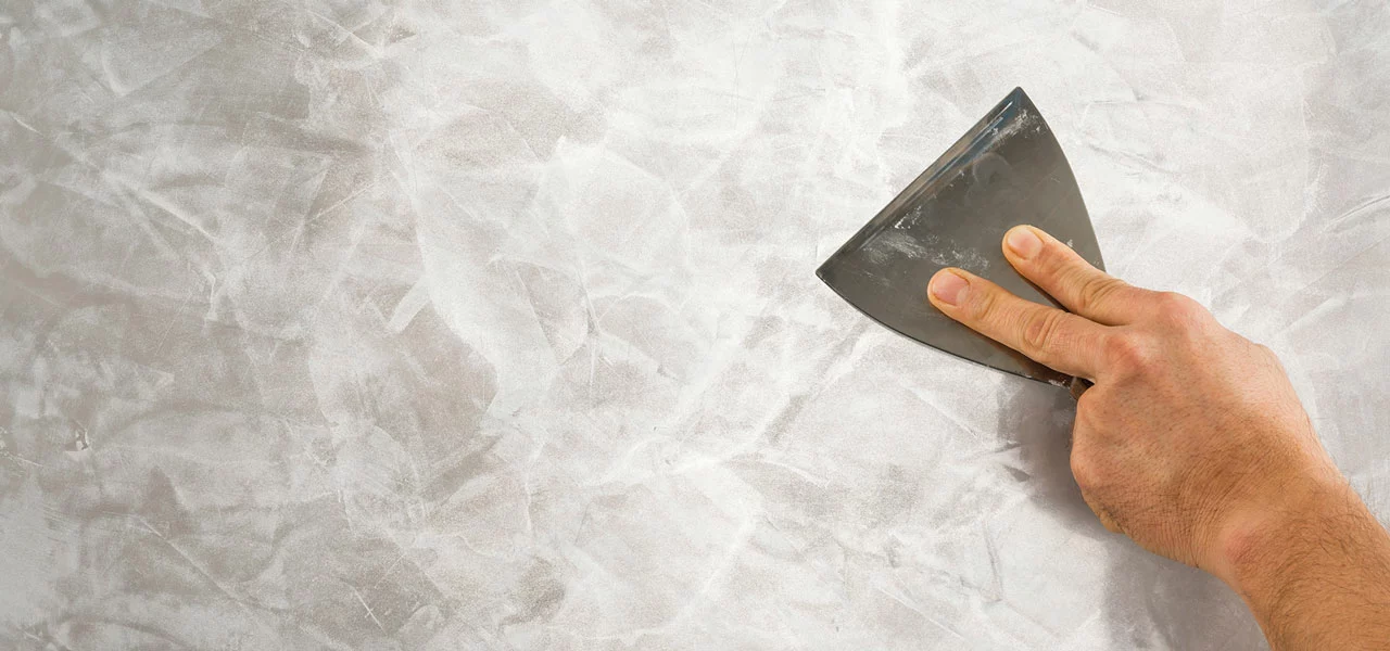 Metallicwachs wird mit einer Spachtel poliert 