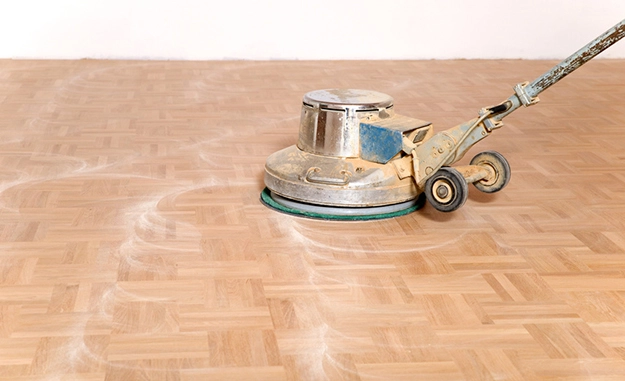 Parkettboden wird geschliffen