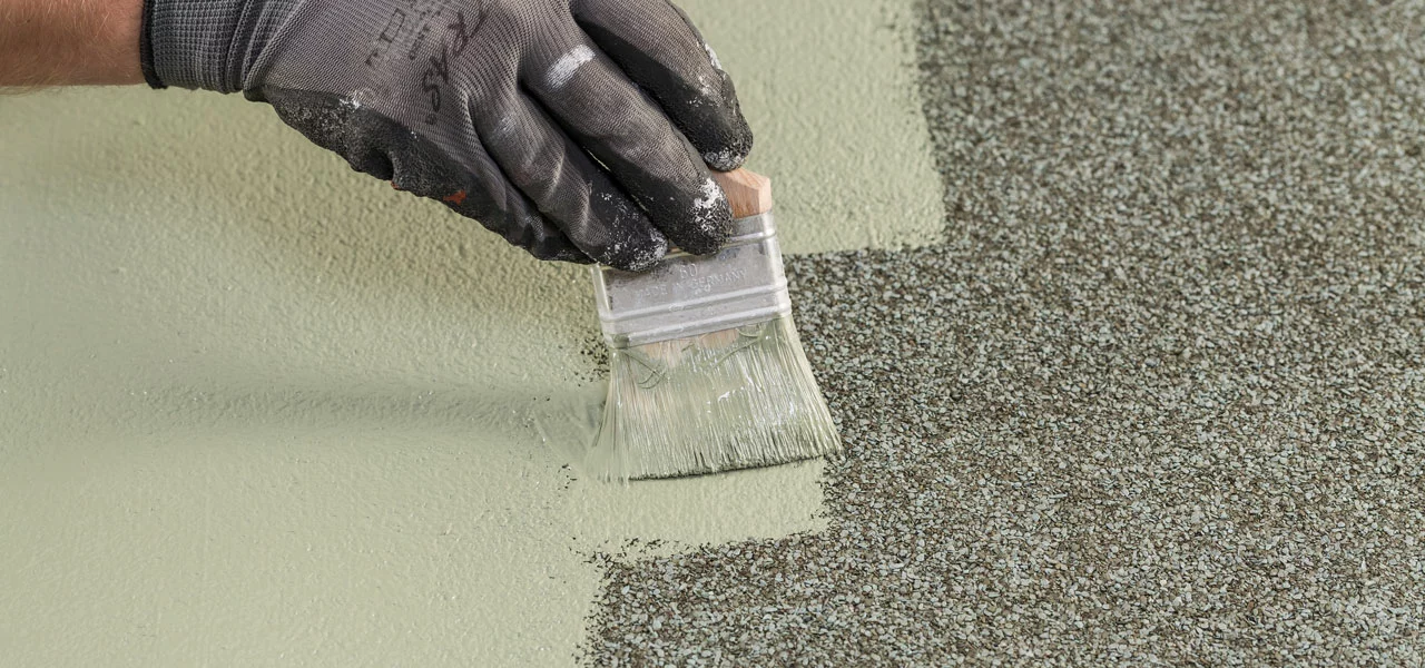 Dachpappe wird gestrichen 