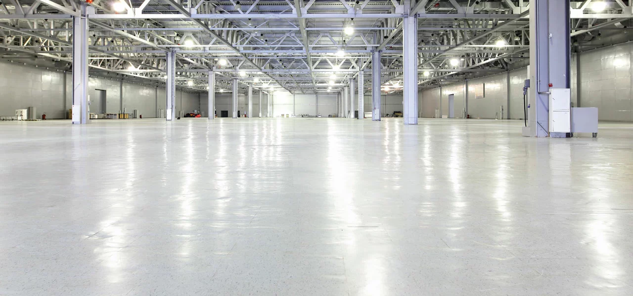 Industriehalle, die mit einer Bodenbeschichtung beschichtet wurde.