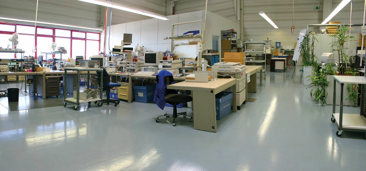 Graue Bodenbeschichtung in einer Werkstatt 