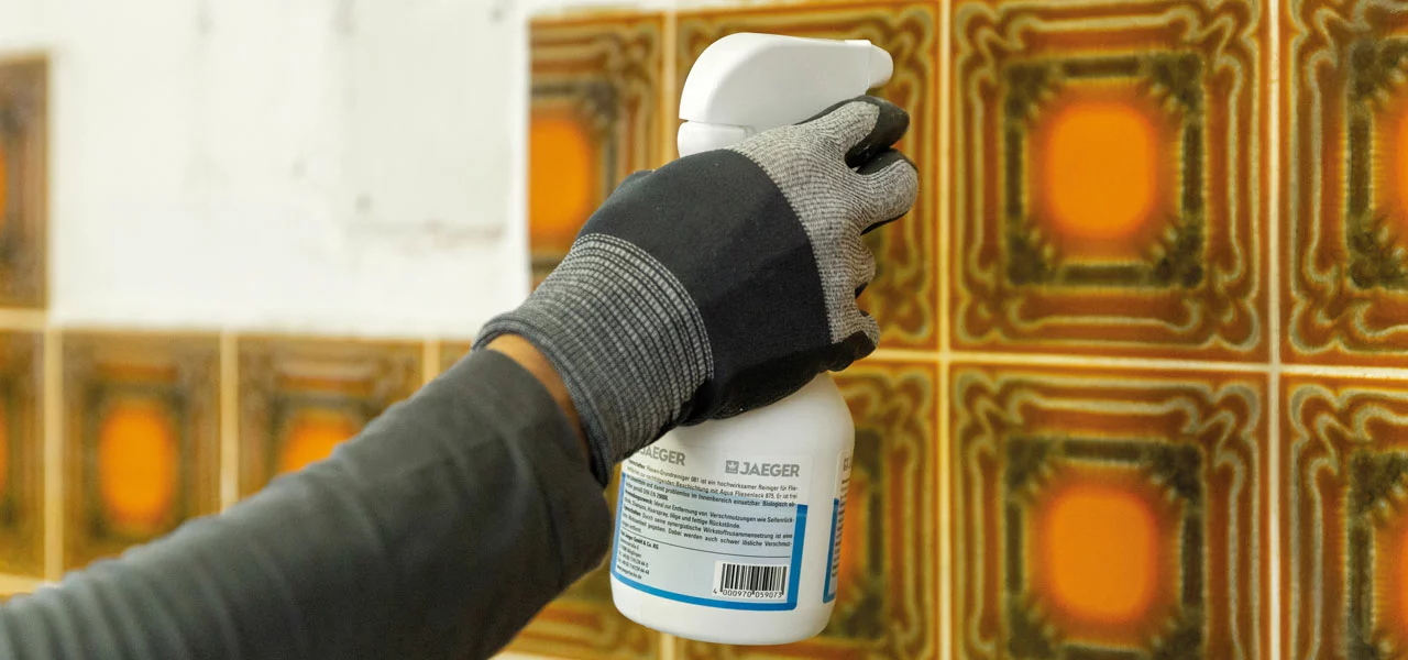 Fliesen werden vor der Renovierung mit Fliesenreiniger gesäubert