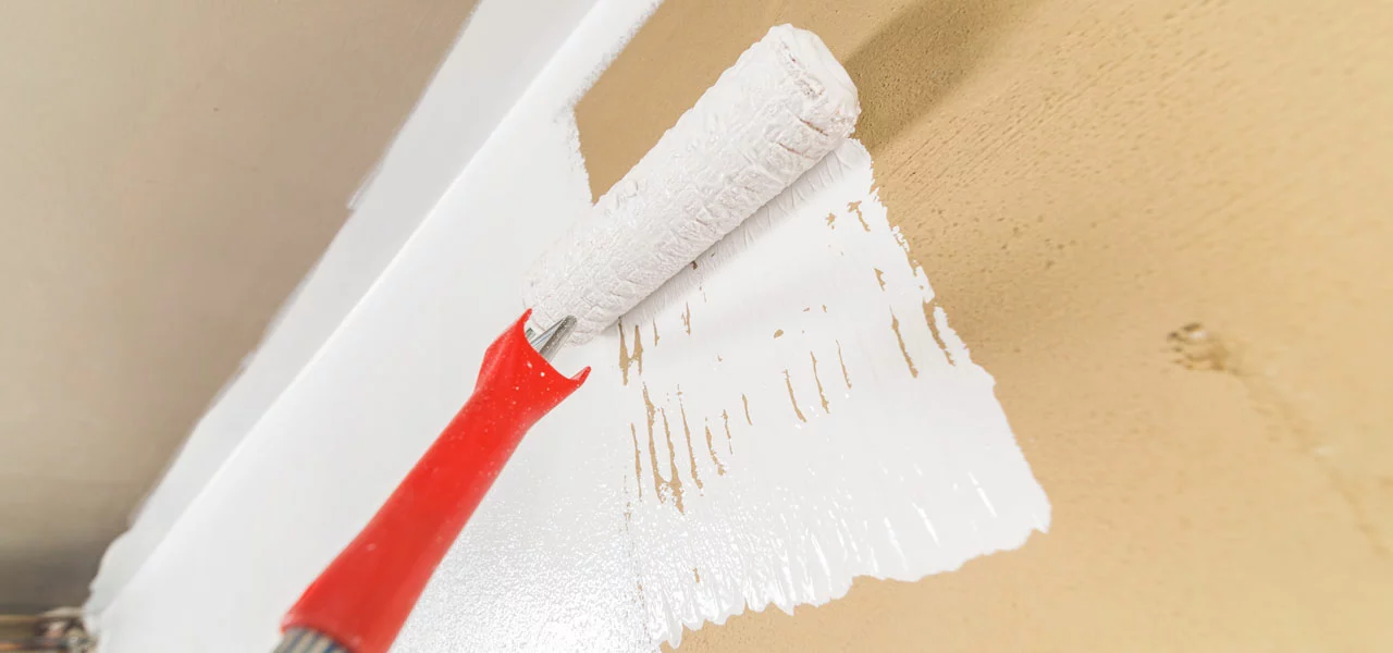 Renovierfarbe streichen