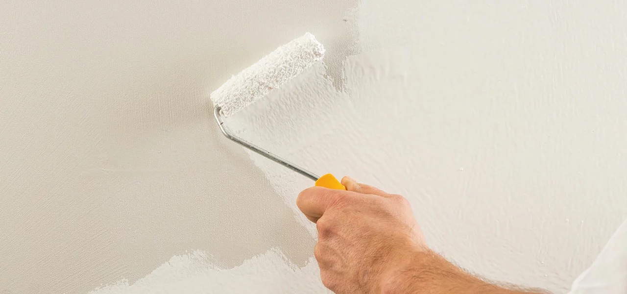 Haftgrund wird mit einer Walze aufgetragen