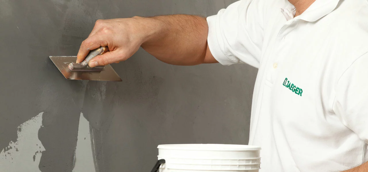 Zweite Lage Sumpfkalk wird mit einer Kelle aufgetragen