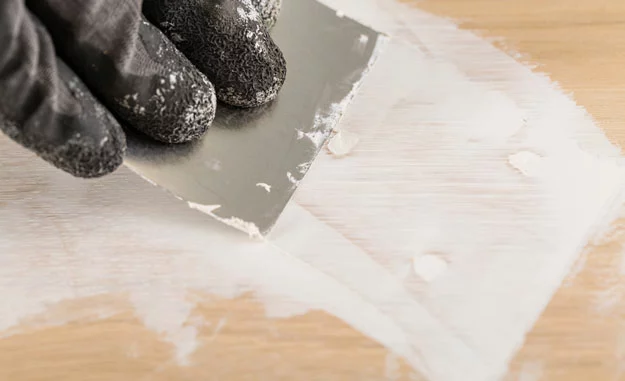 Holzmacken wurden mit einer Spachtelmasse geglättet 