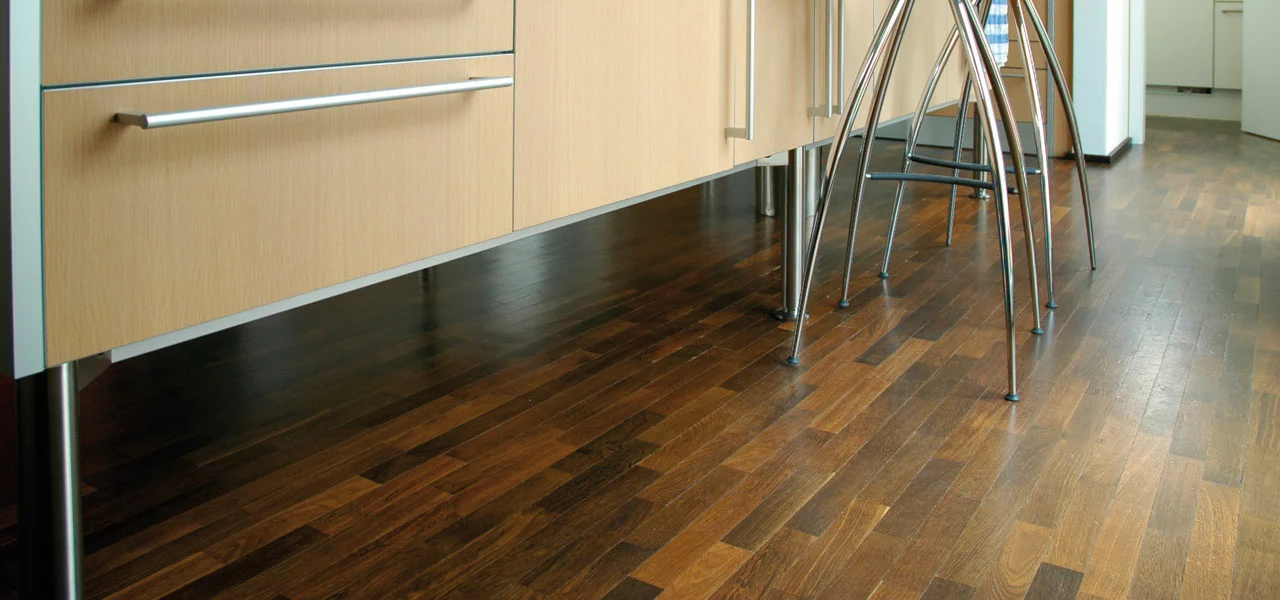 Dunkler Parkettboden in einer Wohnung