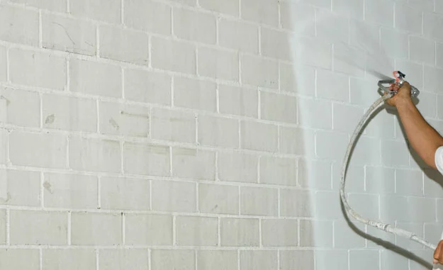 Renovierfarbe streichen und spritzen