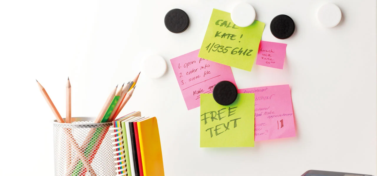 Weiße Wand mit Post its, die mit Magnetfarbe bestrichen wurde