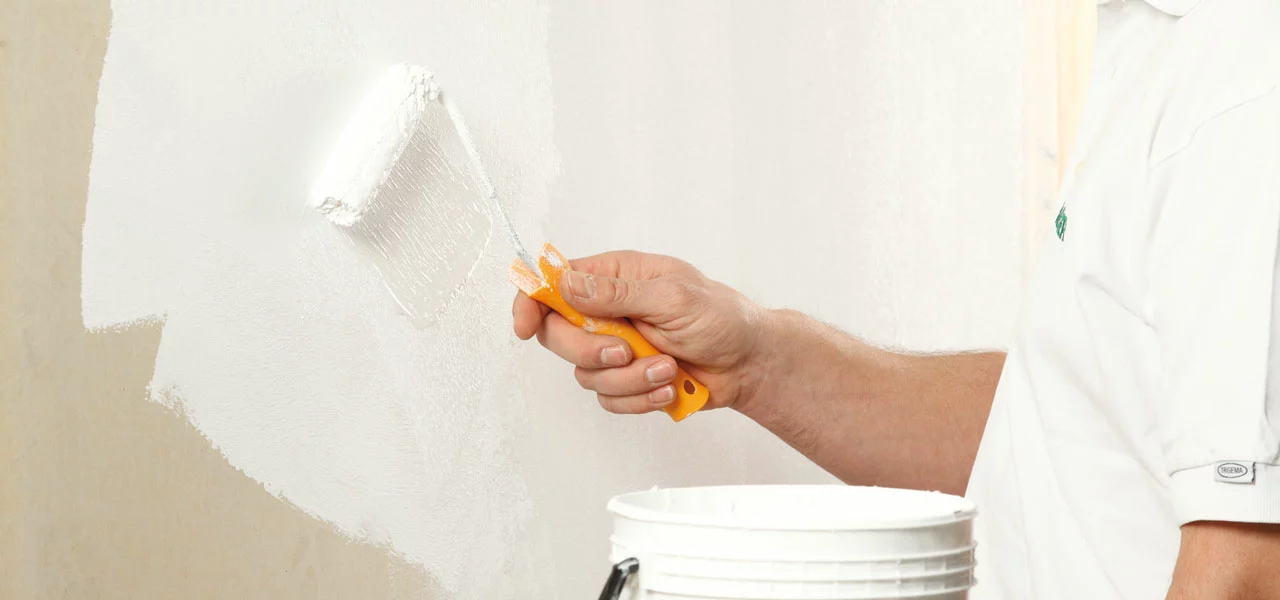 Der Haftgrund wird mit einer Farbwalze aufgetragen