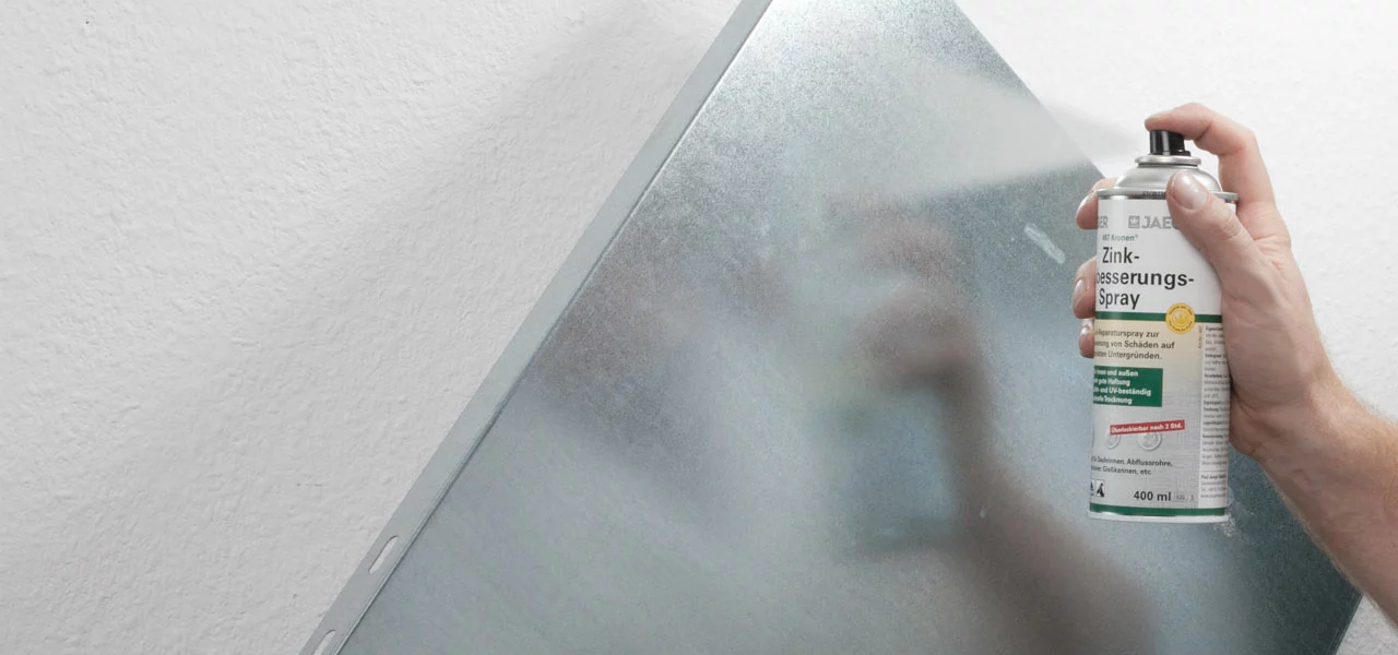 Zinkausbesserungsspray wird auf eine Zinkoberfläche aufgesprüht