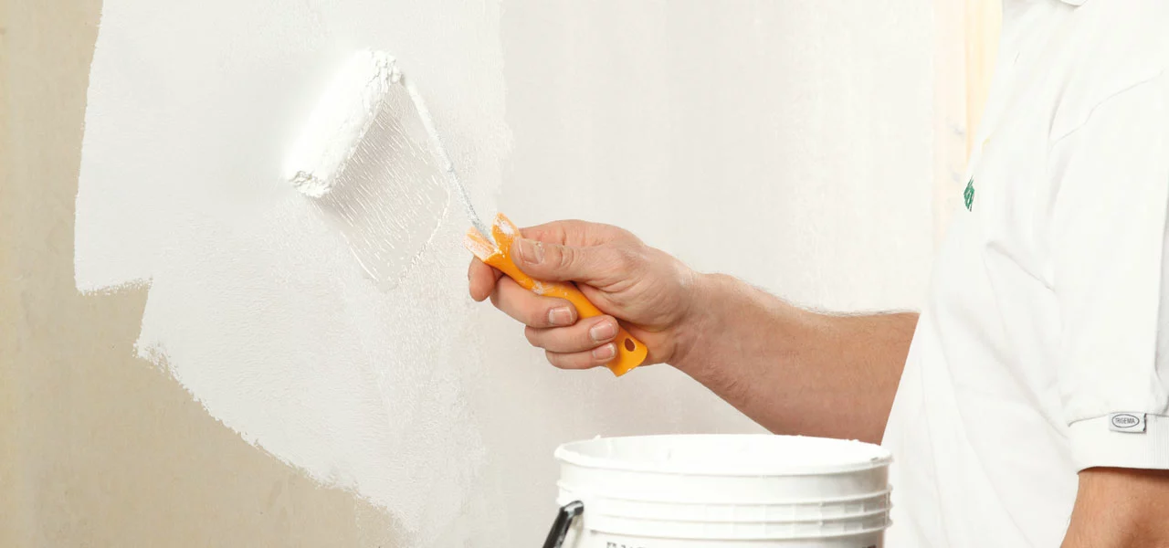 Vorbereitung Sumpfkalk - Isoliergrund wird mit einer Walz aufgetragen