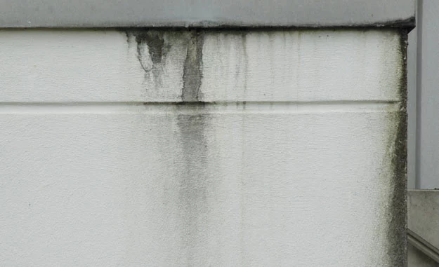 Bitumen isolieren und absperren Bitumen an der Hauswand isolieren und absperren