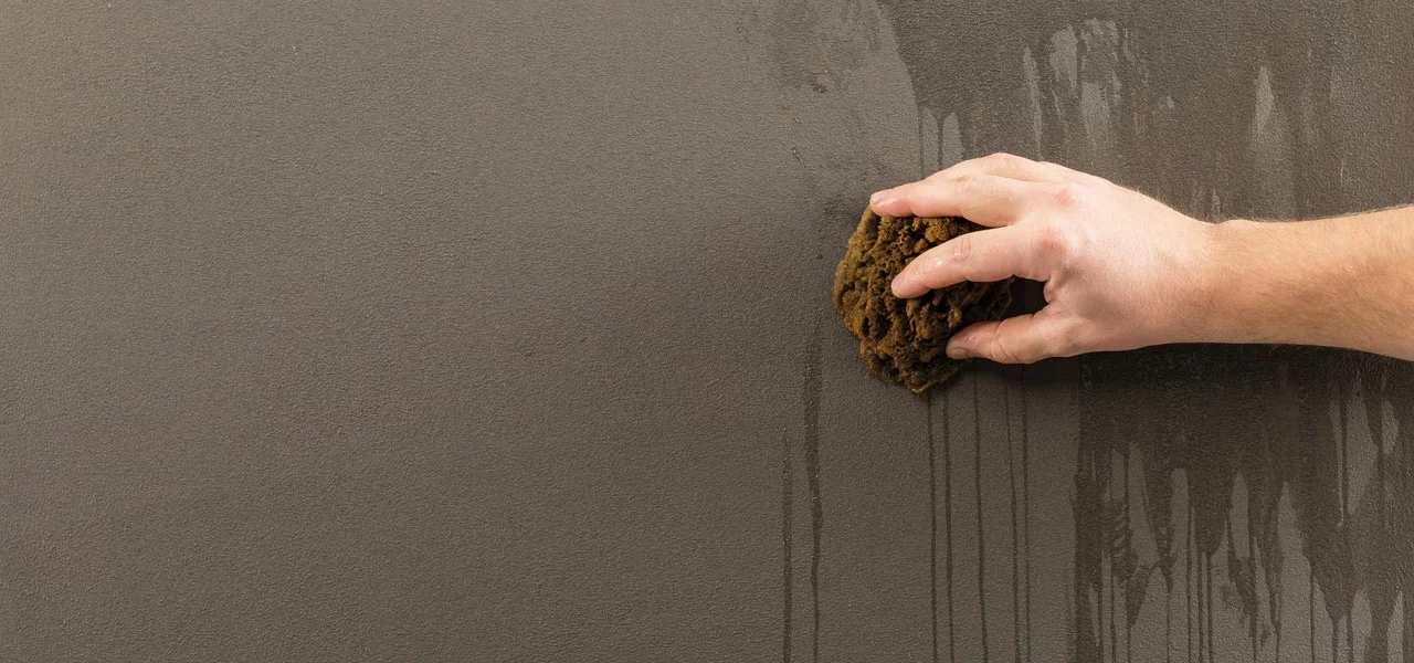 Aktivator wird mit einem Schwamm aufgetragen 