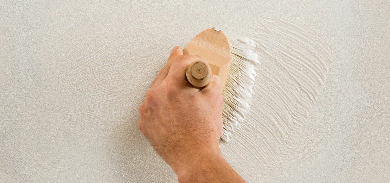 Metallische Wandfarbe wird mit einem Pinsel aufgetragen 