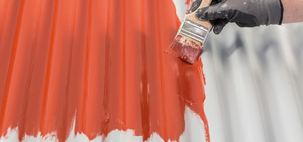 Wellblechdach wird rot gestrichen 