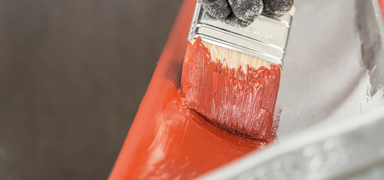 Dachrinne wird rot gestrichen 