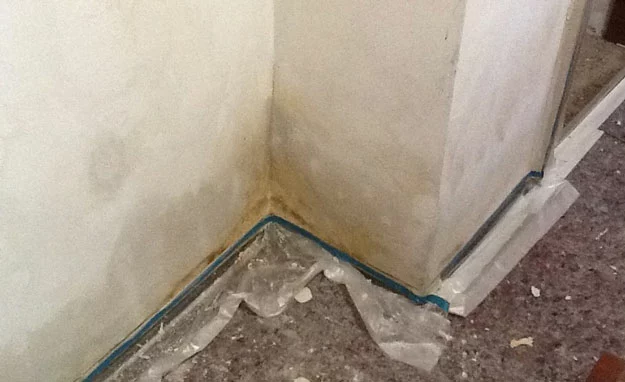 Wasserflecken an der Wand isolieren Wasserflecken an der Wand isolieren und absperren