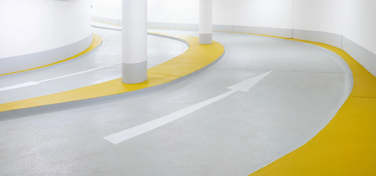 Tiefgaragenausfahrt mit gelber Bodenmarkierung 