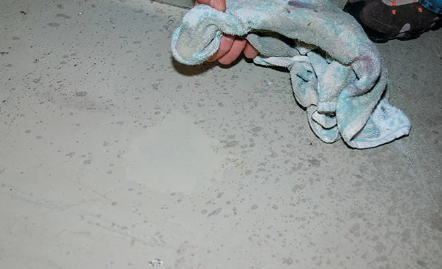 Altanstrich prüfen mit Lösemittel