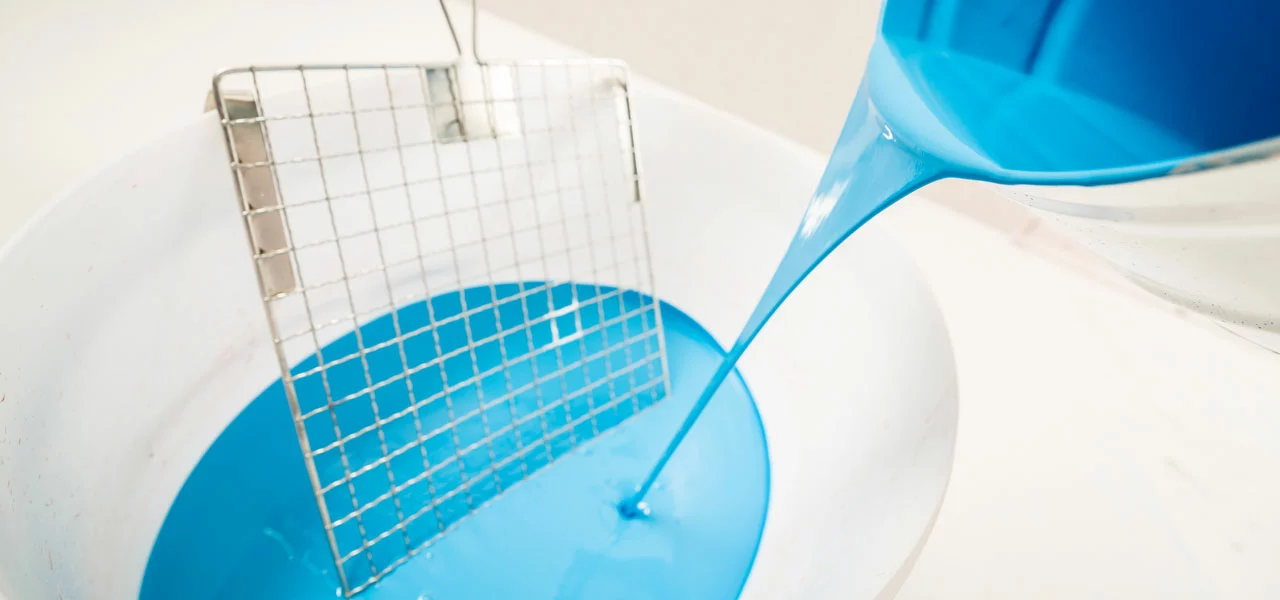 Blaue Schwimmbadfarbe wird vor dem Anstrich aufgerührt