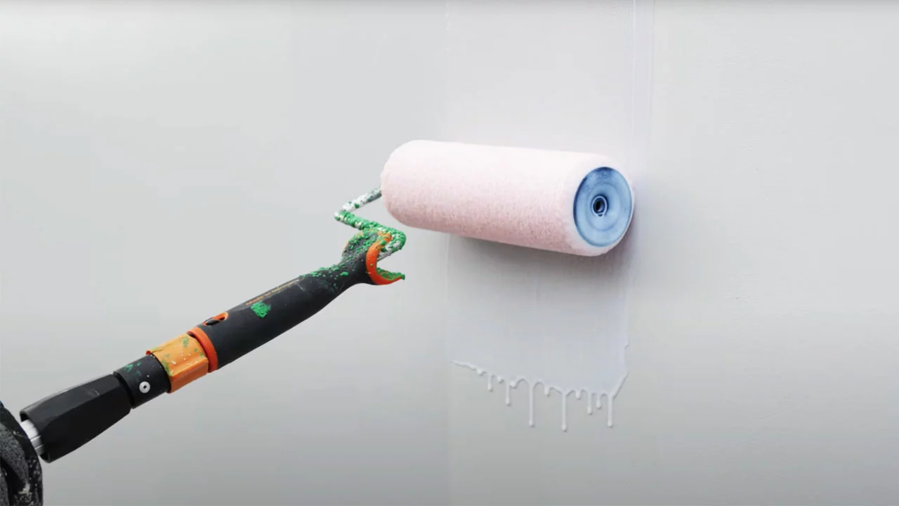 weiße Wand, die mit dem 2K Graffiti Schutzlack gestrichen wird