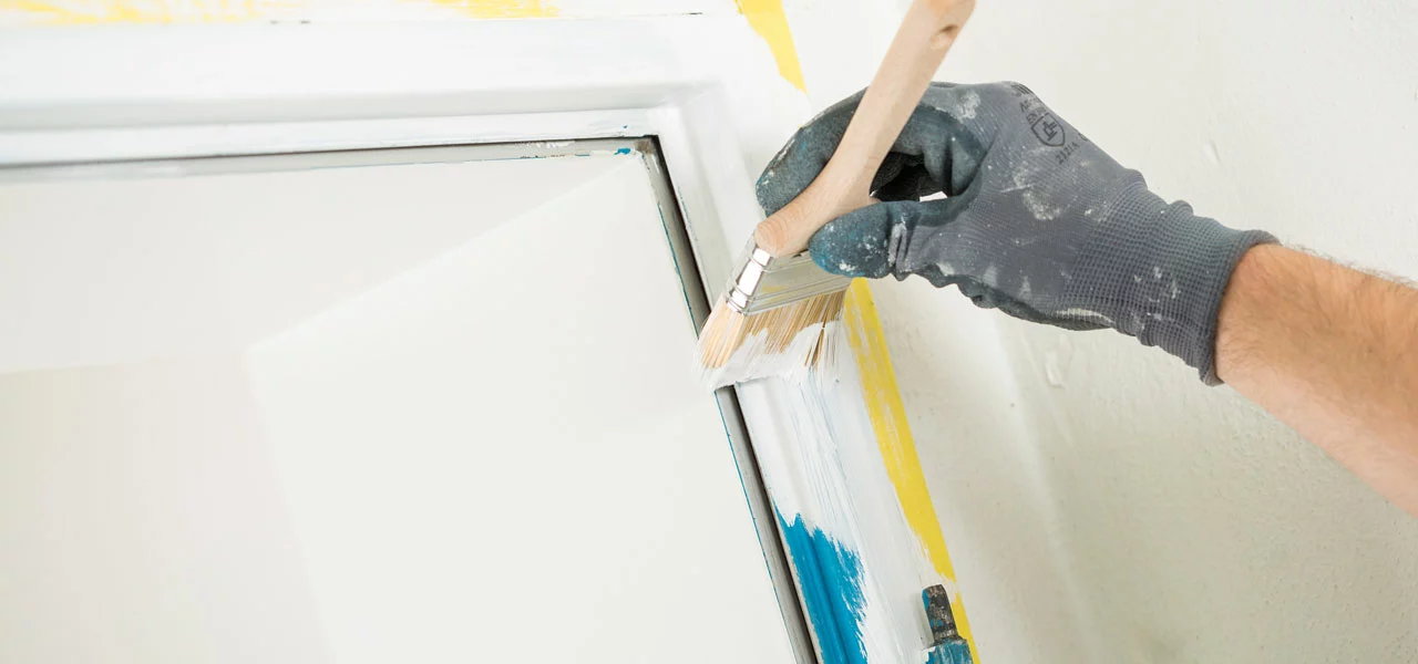 Kunststofffenster wird mit einem Pinsel grundiert