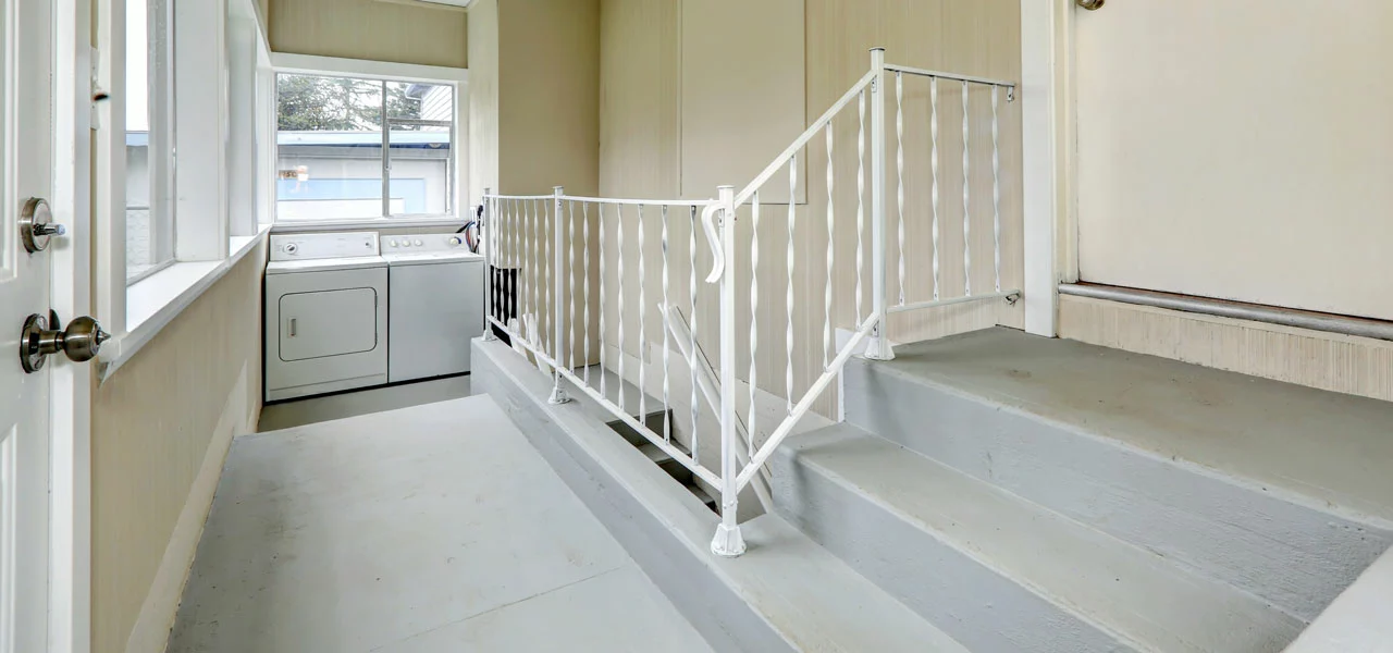 Ansicht einer Waschküche mit Treppe, deren Boden mit Flüssigkunststoff von Jaeger beschichtet wurde. 