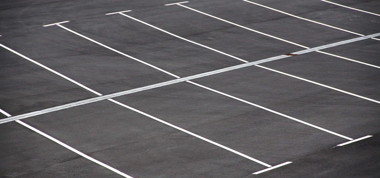 Parkplatz, der mit Markierungsfarbe gestrichen wurde 