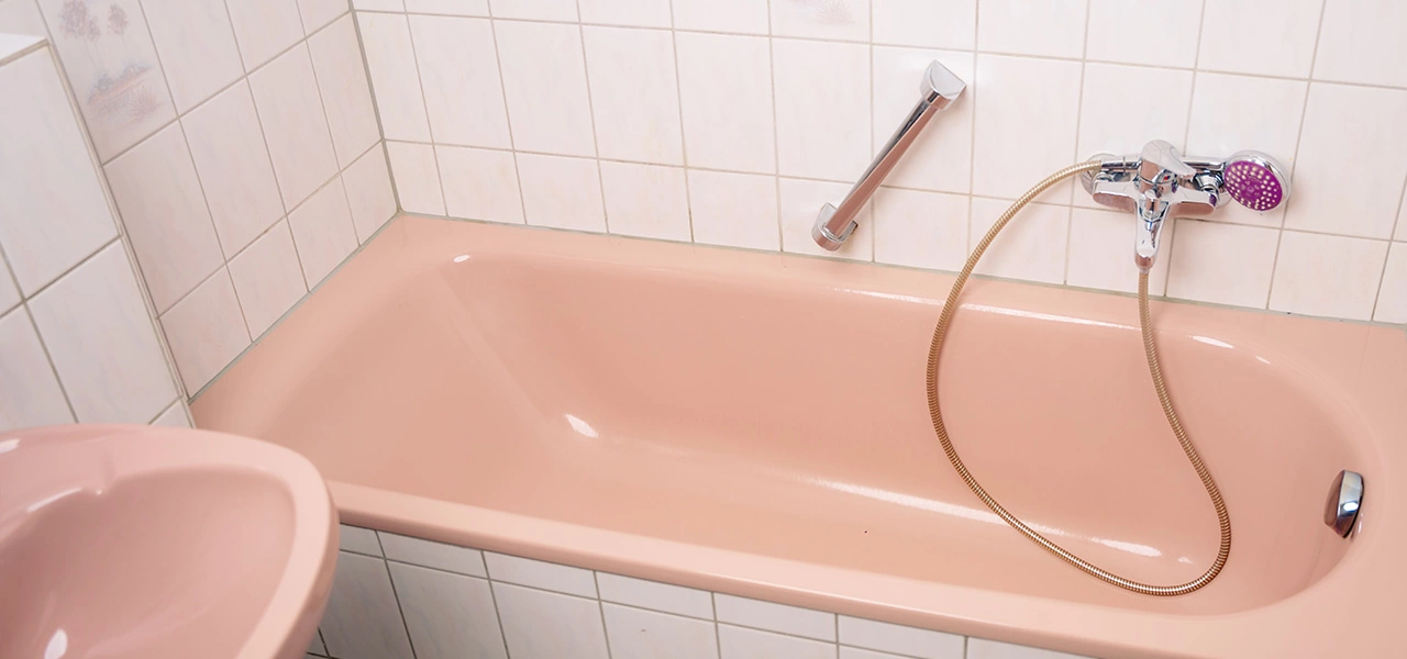 Braune alte Badewanne vor der Badrenovierung