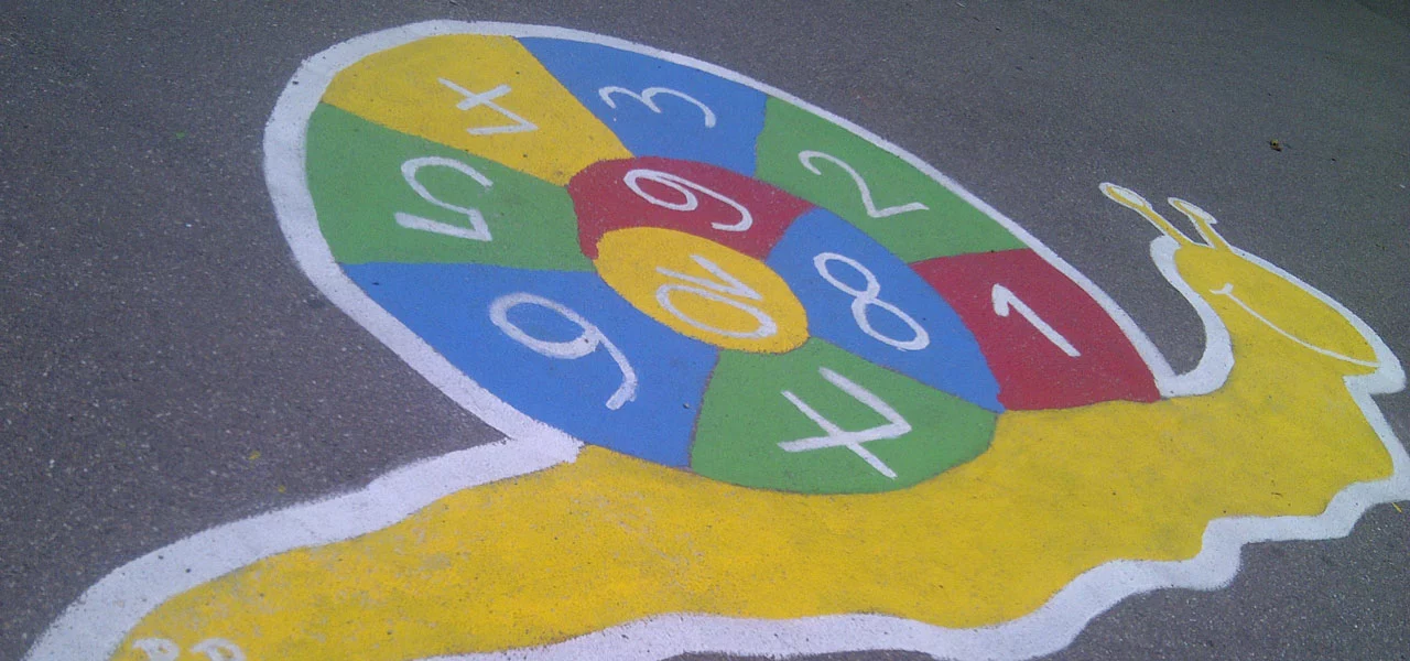 Schnecke auf einem Schulhof, die mit der Markierungsfarbe von Jaeger gestrichen wurde