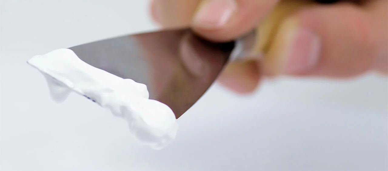 Spachtelmasse auf einer Spachtel