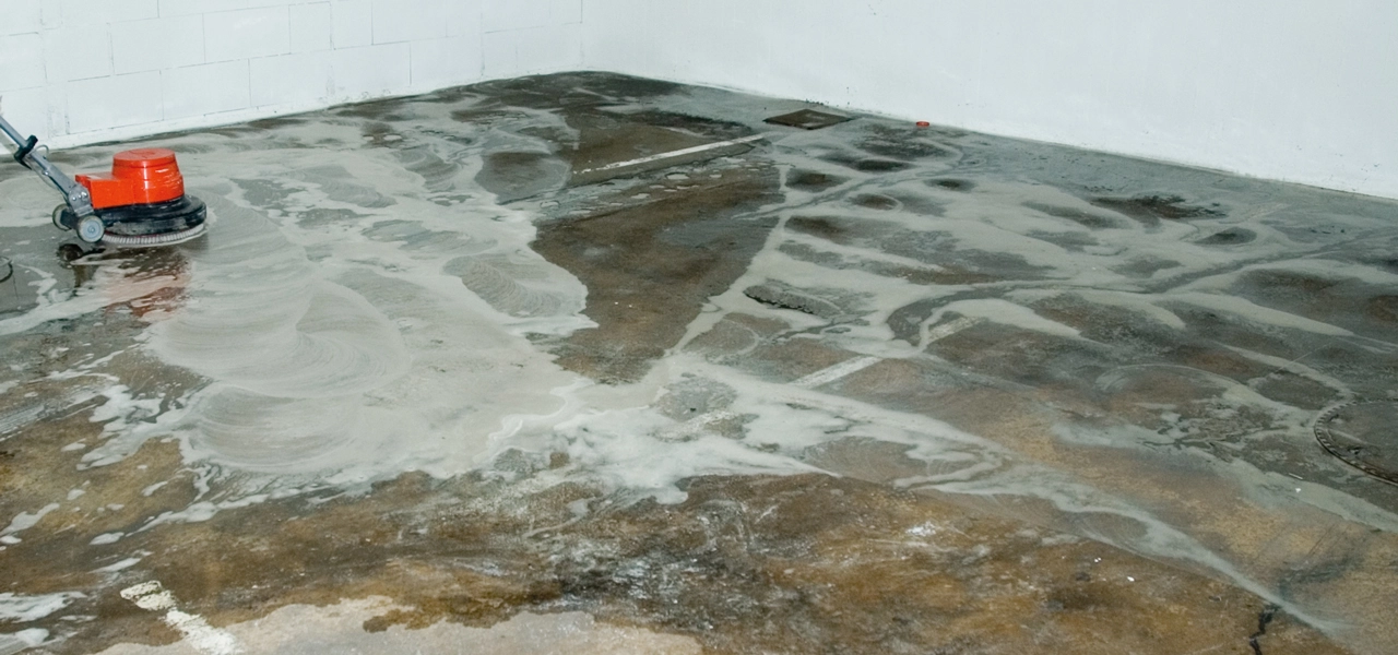 Garagenboden wird mit dem Spezial-Reiniger gereinigt