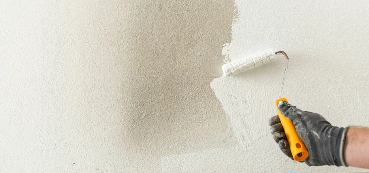 Isolierfarbe streichen