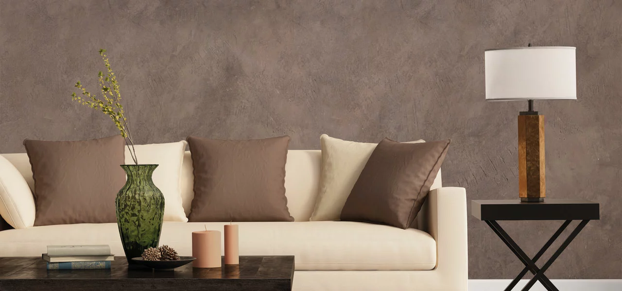 Wohnzimmerwand, die mit einem Sumpfkalk gestaltet wurde