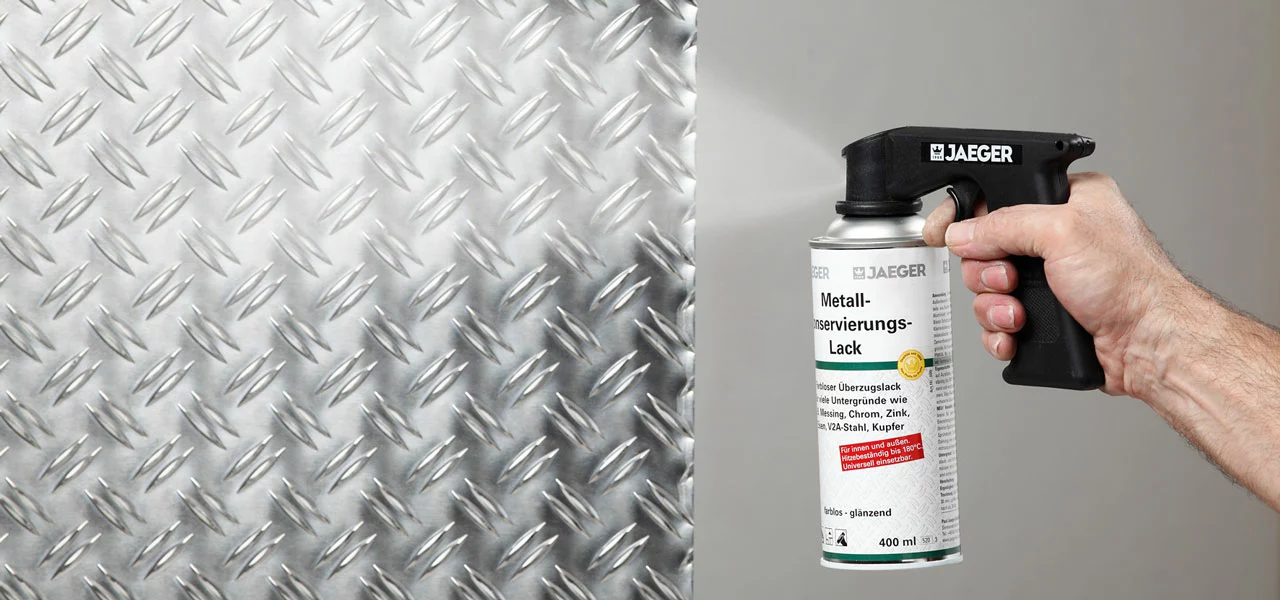 Metallkonservierungslack wird auf eine Metalloberfläche gesprüht