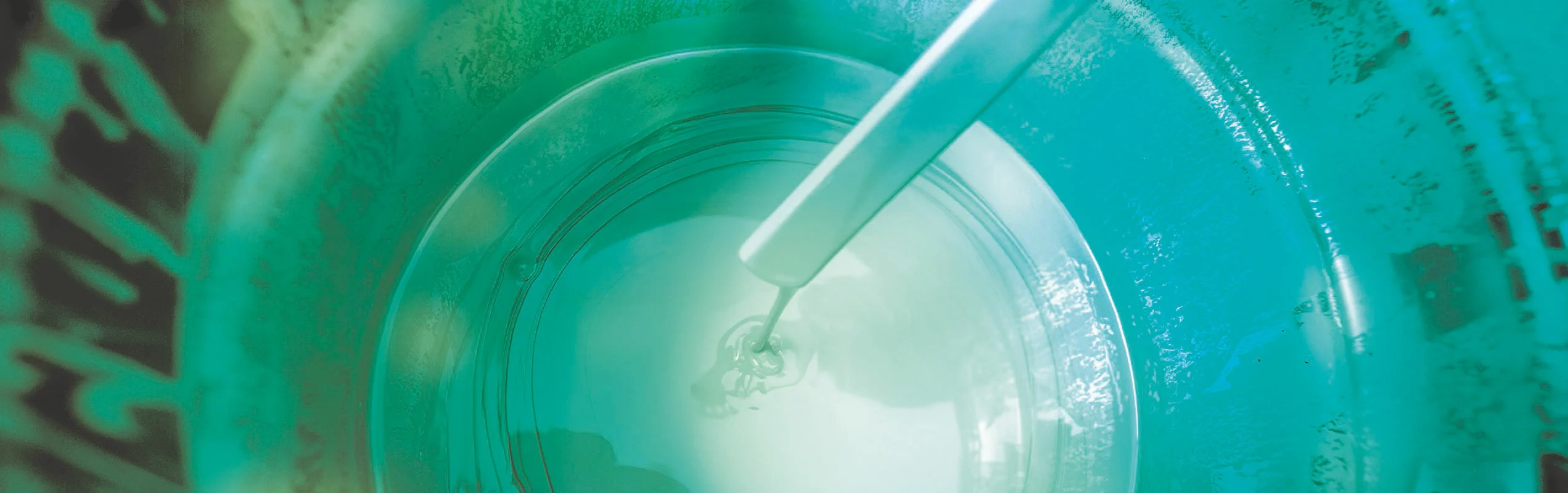 Nahaufnahme des Gebindeinhalts eines Farbeimers