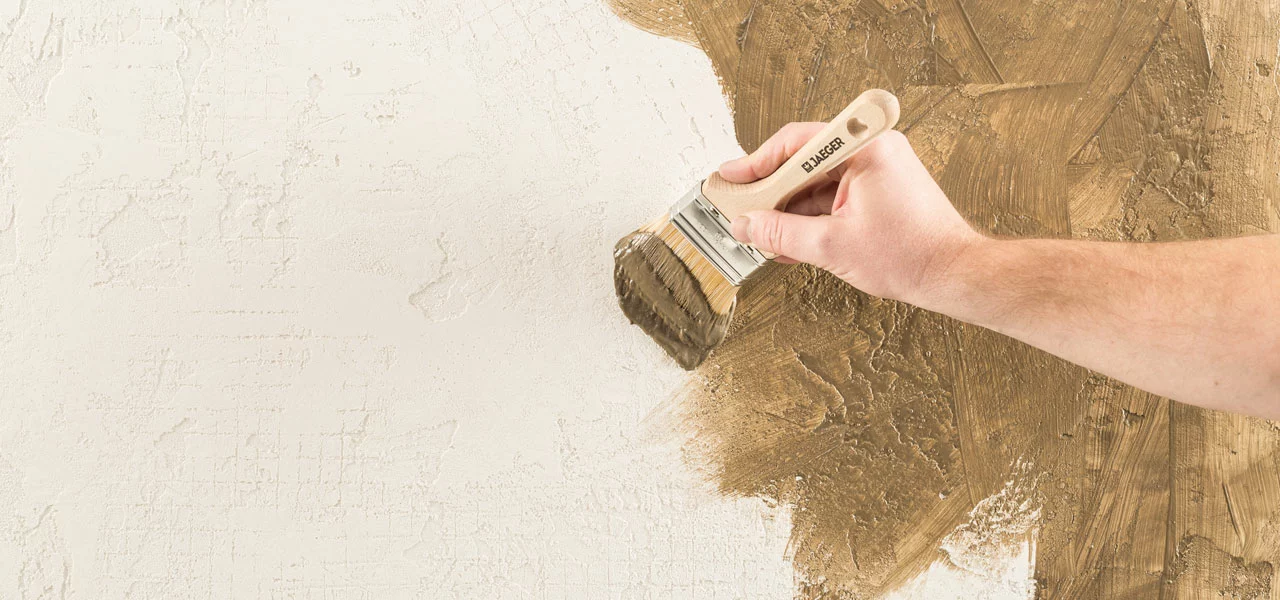 Die weiße Kalkputzwand wird mit einer braun eingefärbten Antik-Seife veredelt.