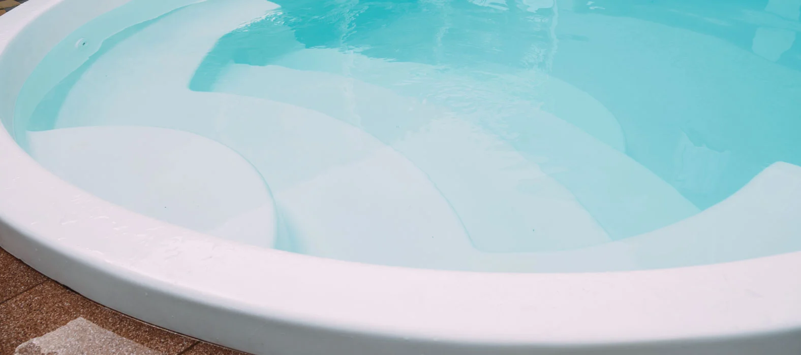 Poolfarbe in weiß für GFK-Pools Weißer GFK Pool, der mit der GFK Poolfarbe von Jaeger gestrichen wurde