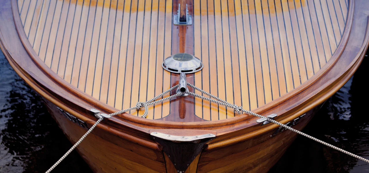 Bug einer Holzyacht, symbolisch für den Yachtlack