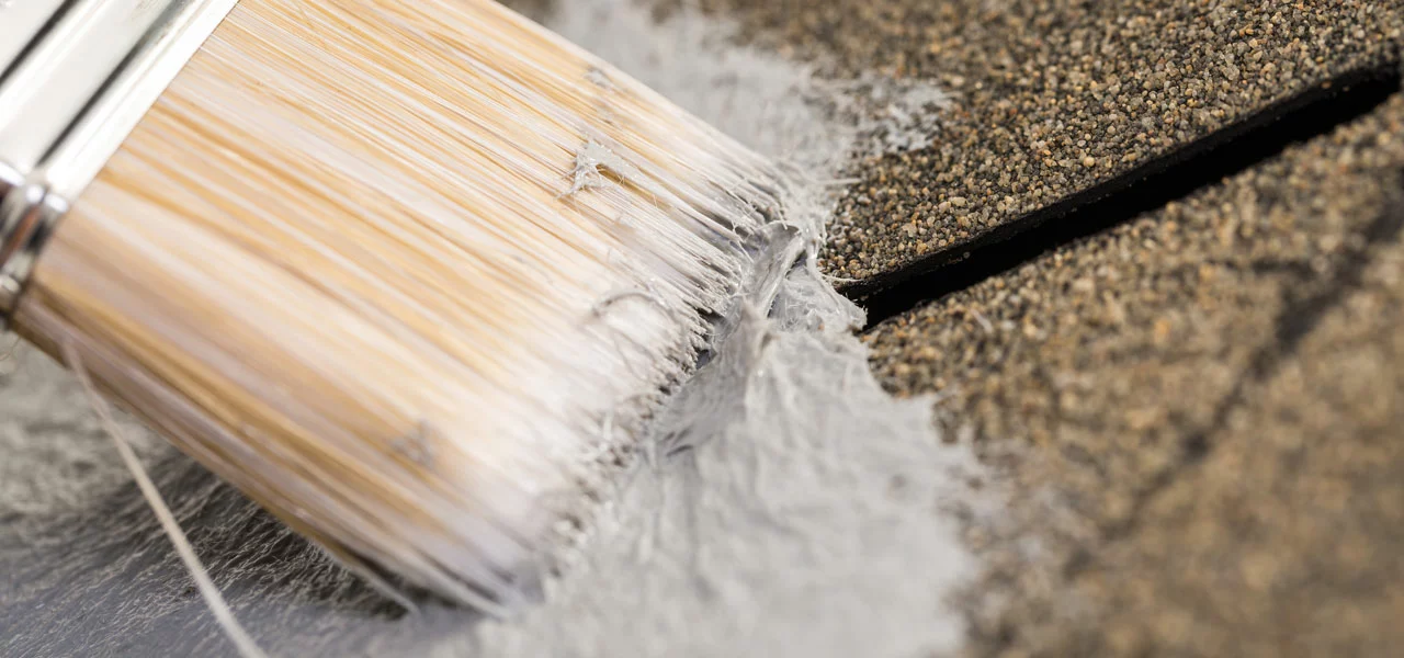 Risss in einem Dach wird überbrückt 