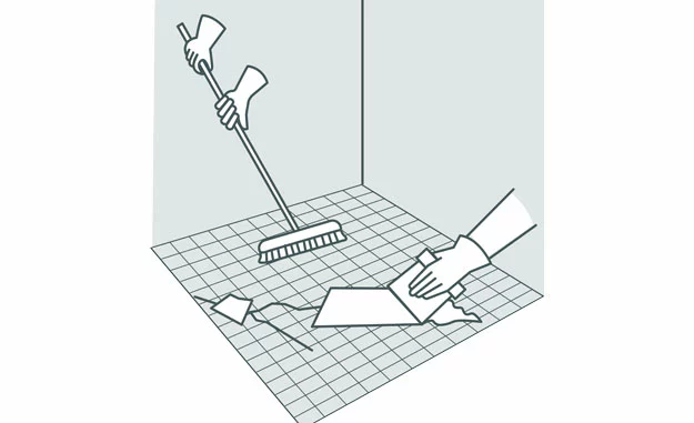 Untergrund mit Rissen der gespachtelt und gereinigt wird 