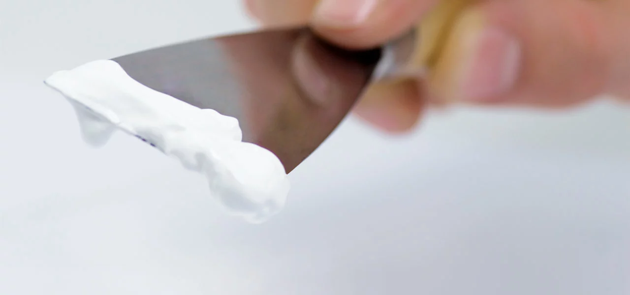 Spachtelmasse auf einer Spachtel